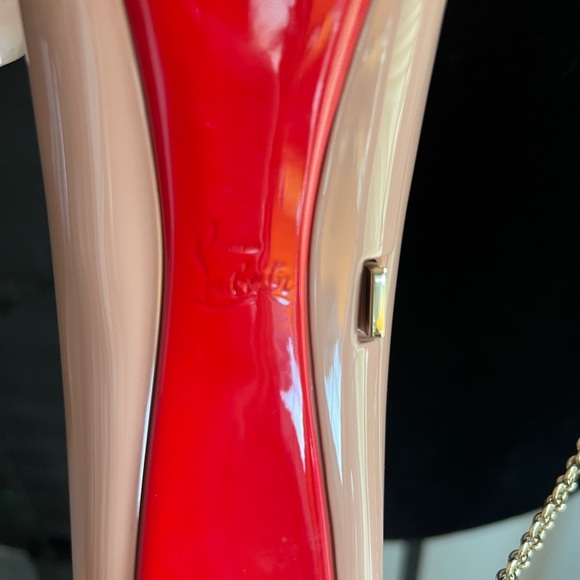 Rare and unique Christian Louboutin nude and red shoe clutch with chain - Picture 14 of 15